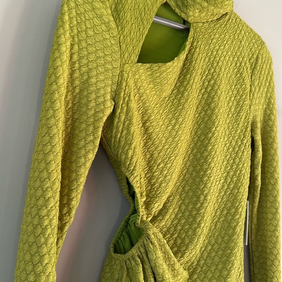 ASTR THE LABEL TEXTURED CUTOUT LONG SLEEVE TOP SIZE MEDIUM PEAR GREEN - Picture 2 of 7